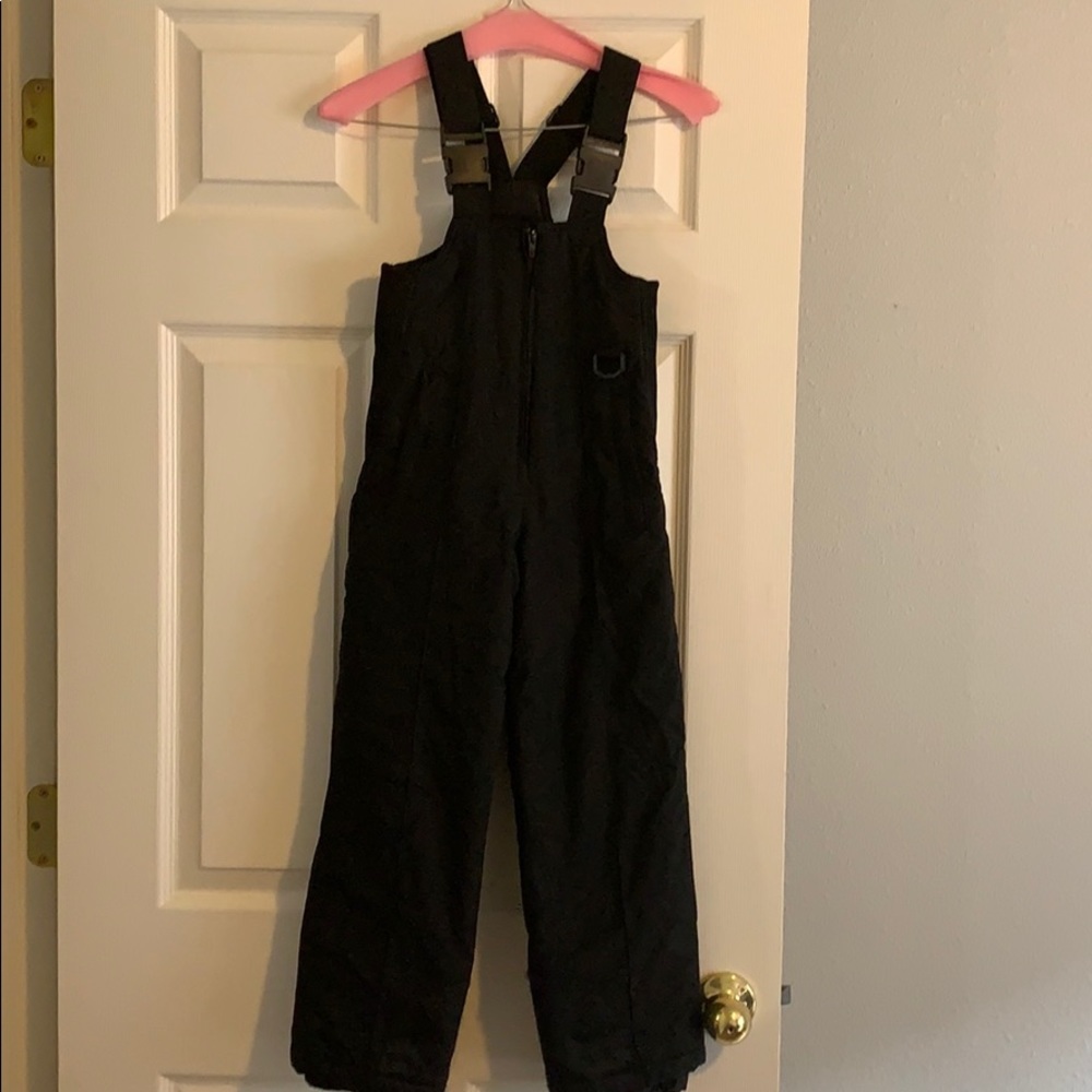 Black snow pants and gloves